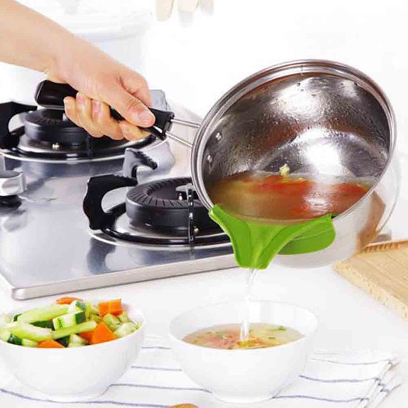 Creative Anti-spill Silicone Slip On Pour Soup Spout Funnel for Pots Pans and Bowls and Jars Kitchen Gadget Tools