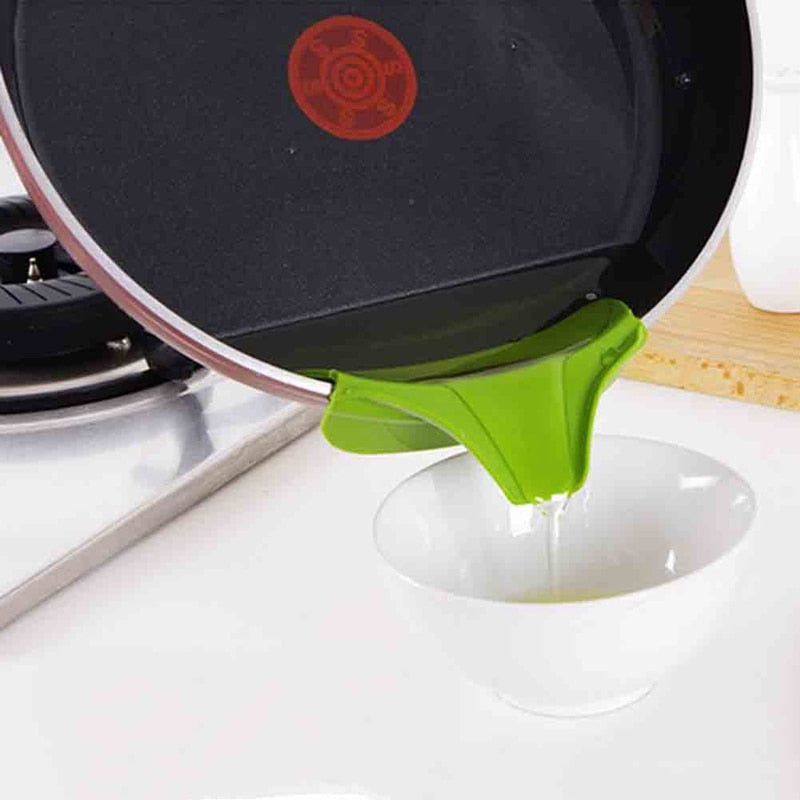 Creative Anti-spill Silicone Slip On Pour Soup Spout Funnel for Pots Pans and Bowls and Jars Kitchen Gadget Tools